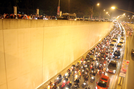 Cả[-]bên[-]trên[-]lẫn[-]bên[-]dưới[-]hầm[-]rơi[-]vào[-]cảnh[-]hỗn[-]loạn